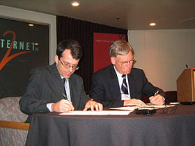 Nelson Simões, presidente da Clara, e Douglas Van Houweling, presidente da Internet2, assinam acordo.