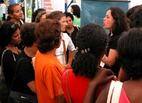 Adriana Pierro apresenta a RNP aos visitantes da exposição