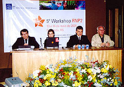 Nelson Simões (RNP), Ana Preston (Internet2), Marcos Dantas (MEC) e Arthur Pereira Nunes (MCT) na sessão de abertura do evento.