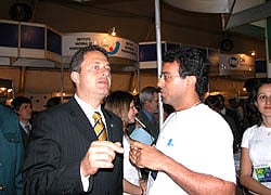 O ministro da Ciência e Tecnologia, Eduardo Campos, conversa com o gerente do Centro de Informações, Marcus Vinicius Mannarino