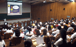 Alunos das escolas Camilo Castelo Branco e Ignácio Azevedo do Amaral assistem à videoconferência no auditório do Impa